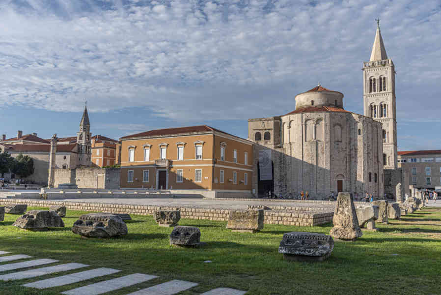 Croacia - Zadar 15 - iglesia de San Donato - campanario catedral de Santa Anastasia y Foro Romano.jpg